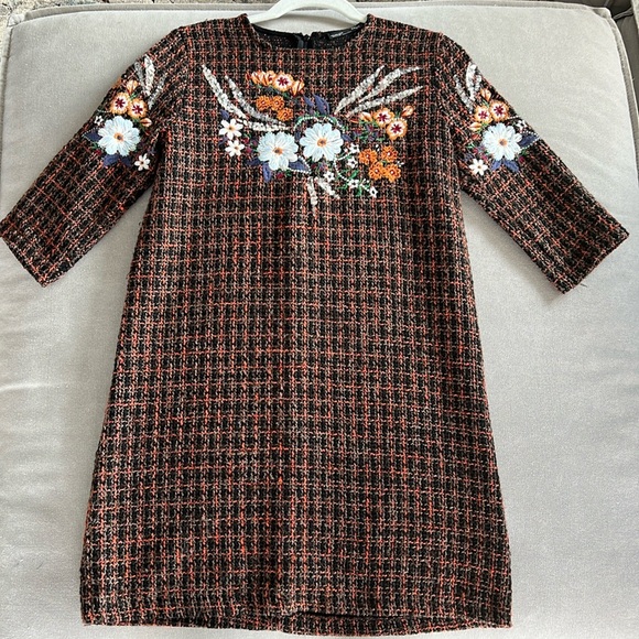 Zara Tweed Dress with floral embroidered design. Back zipped, midi knee - Picture 1 of 4